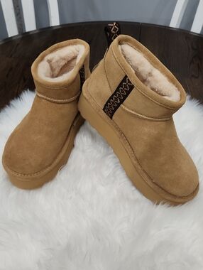 NWOT. Bearpaw Retro October Platform Ankle Boots Sz.9  Iced Coffee